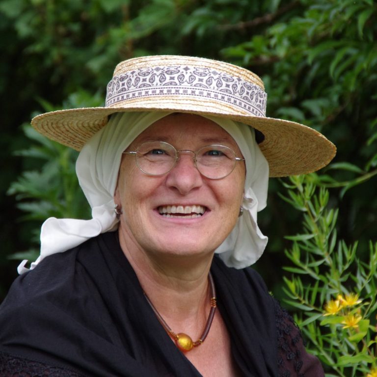 Bucklapoteca Frau im Kostüm der Bucklaopteca auf einer Wiese