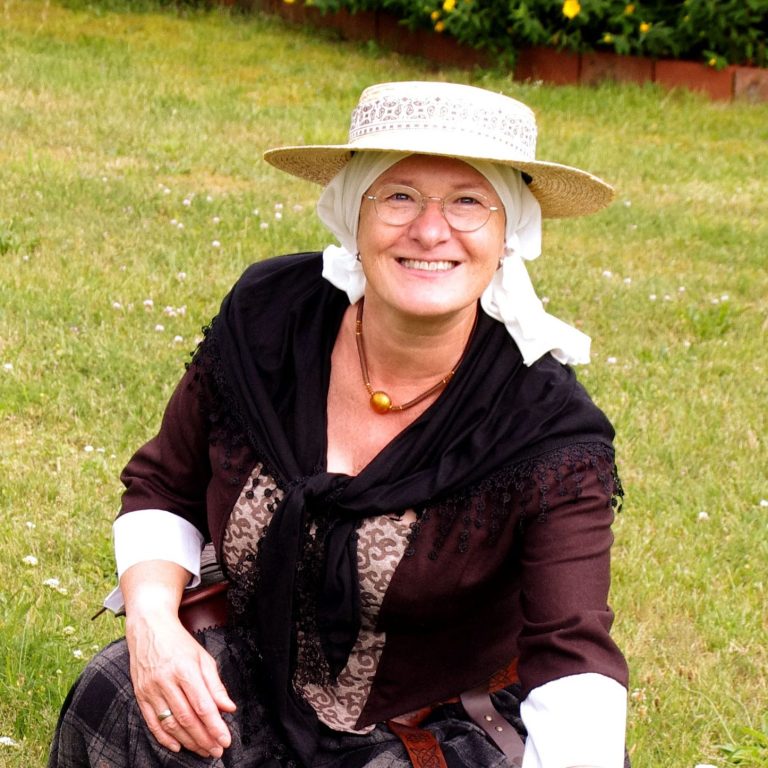 Bucklapoteca Frau im Kostüm der Bucklaopteca auf einer Wiese